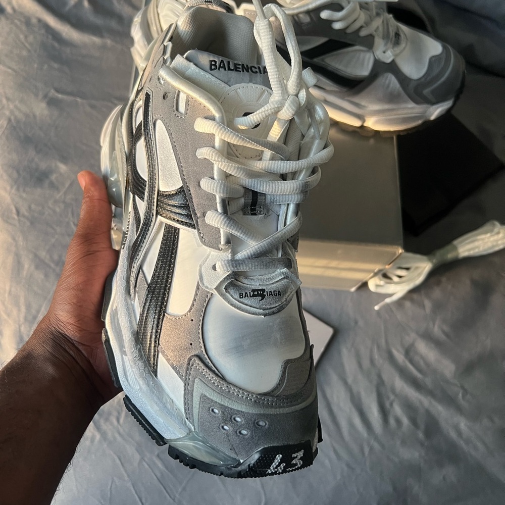 Runner Sneaker in grey, white and black nylon and suede-like fabric